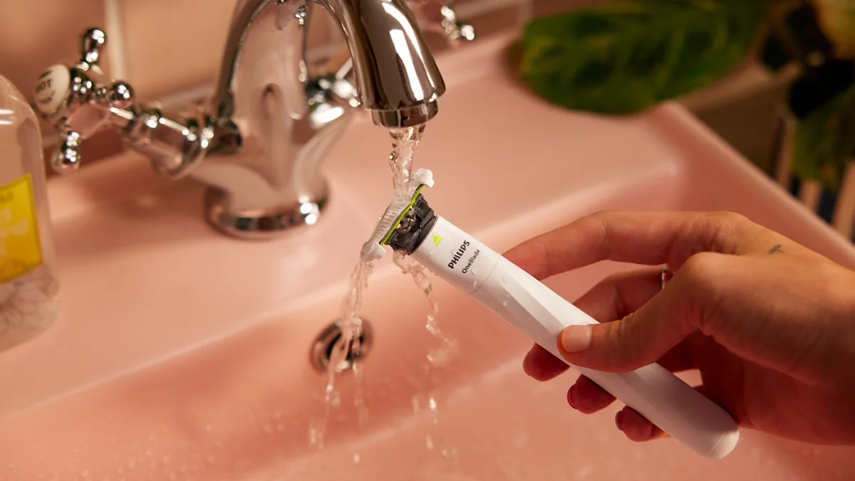 Ispiranje Philips OneBlade Intimate pod vodom