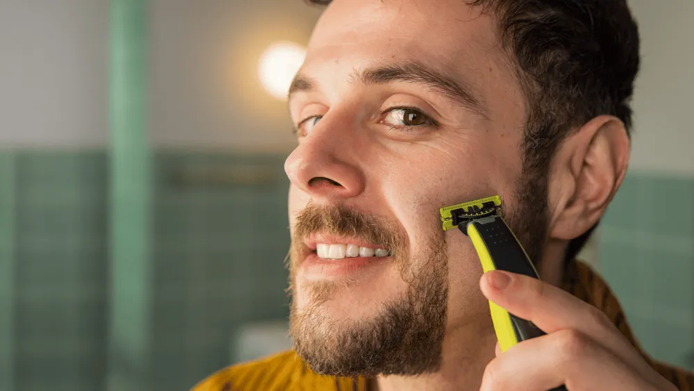 Një burrë që rruan faqen me Philips OneBlade